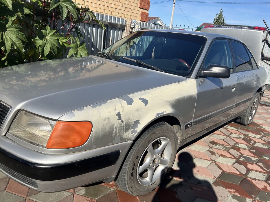 Audi 100 серебристый