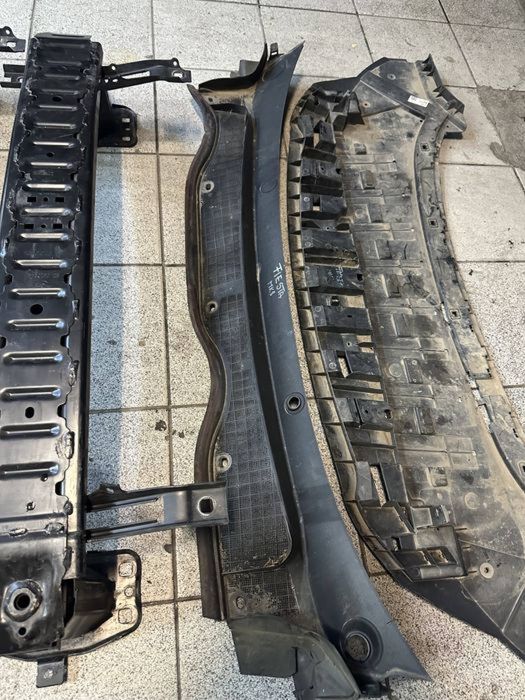 Trager / armatura / scut / grila stergator Ford Fiesta 2019-2022