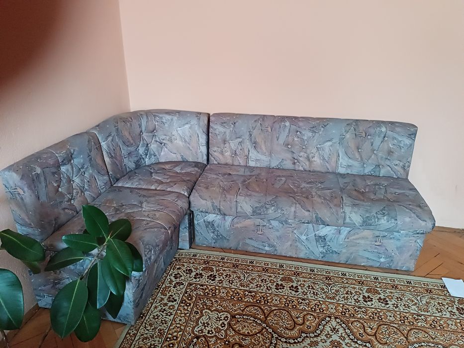 Продавам кухненски ъглов диванЗапазен,удобен и  пригоден за спане!