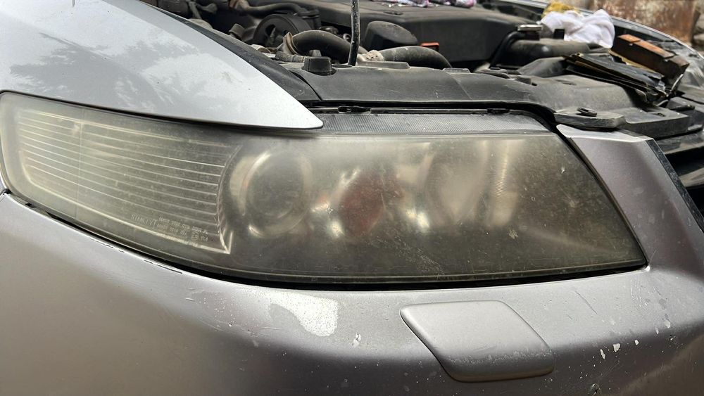 Полиране на фарове с лампа