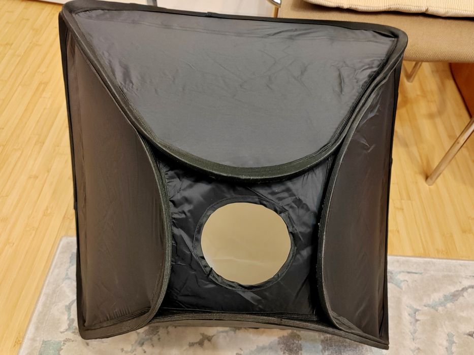 Vand Softbox pliabil 60x60 cm
Totul impecabil si complet asa cum a fos