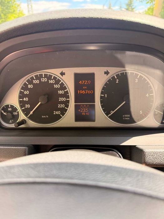 Продавам Мерцедес Б180