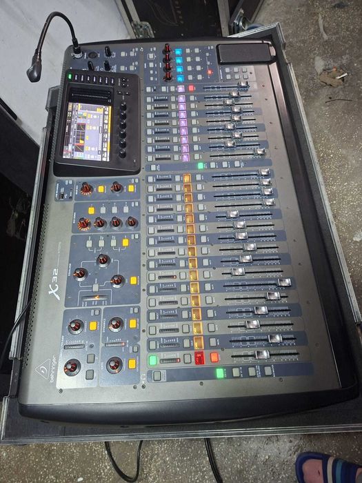 Behringer X32 Full Size + Flight Case