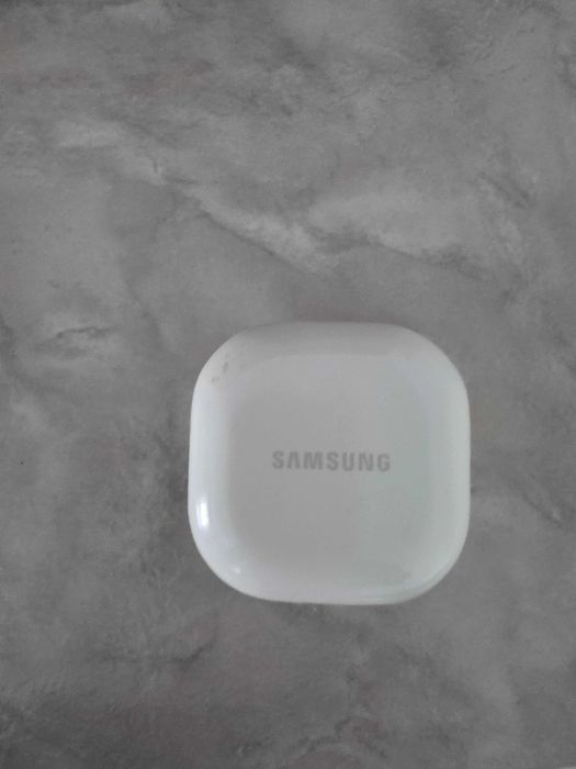 Vând telefon Samsung  Galaxy Z Flip 6 argintiu , 256 Gb , folosit , în stare foarte bună ,plus căști Samsung Galaxy Buds FE inclus.