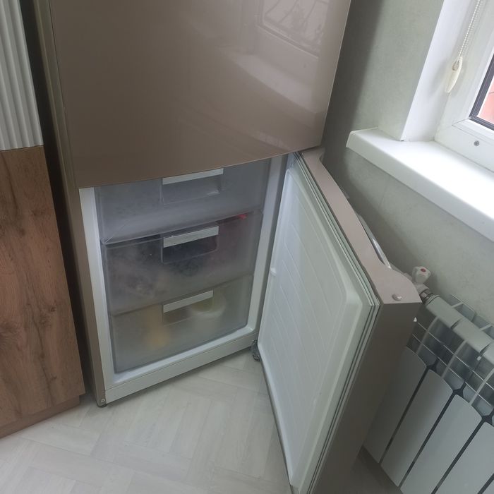 Холодильник LG со стекляным витражом