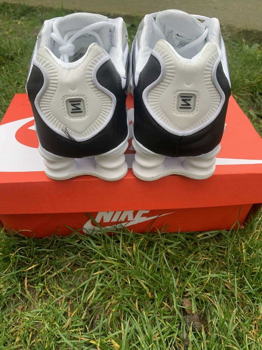 nike shox black&white