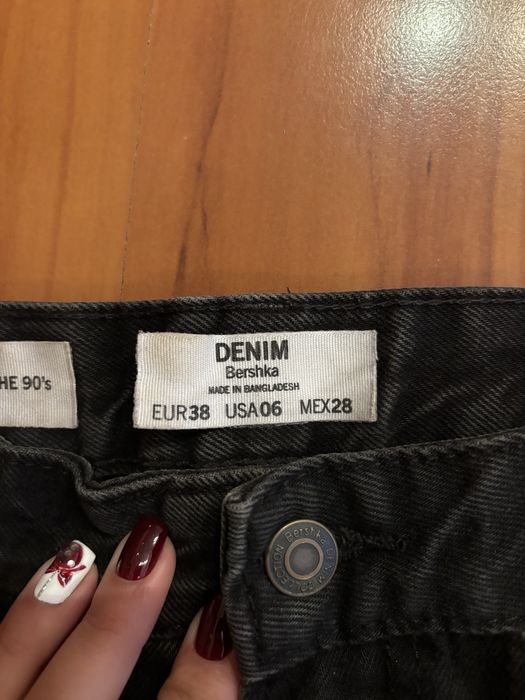 Стилни дънки с дупки на коленете