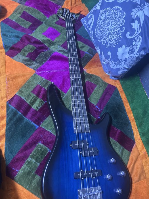 продается электро басс гитара новый