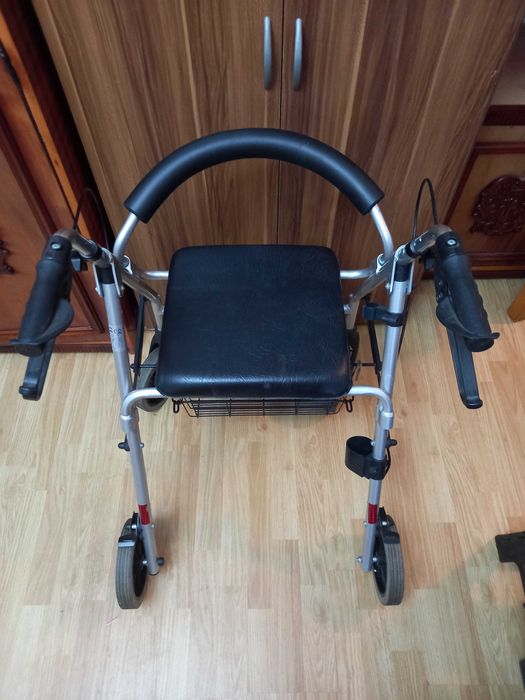 Carucior cu rotile pentru persoane cu handicap