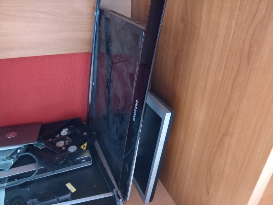 продавам стари монитори за части и лаптоп и телевизор Самсунг за части