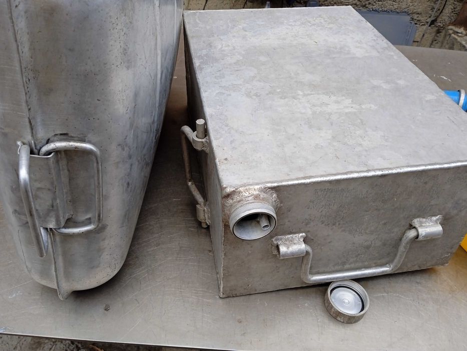 канистра из алюминия  бу  четыре  шт