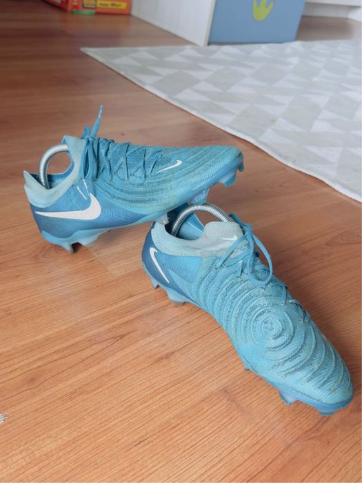 Бутонки Nike Phantom.