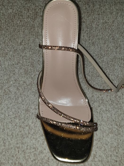 Sandale cu toc aurii