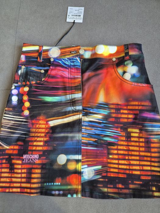 Moschino оригинална чисто нова пола с етикет