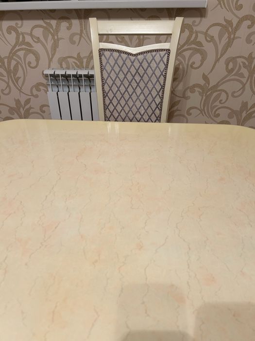 Кухонный стол из дерева