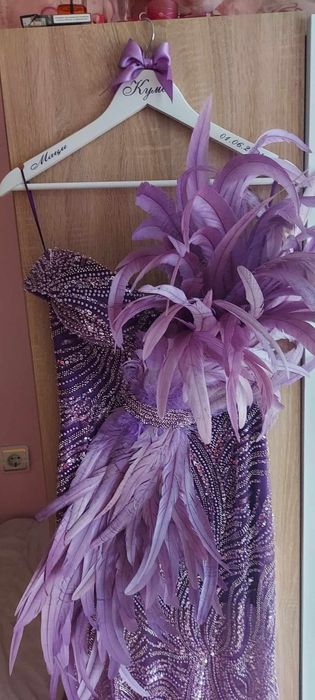 Страхотна рокля с естествени пера