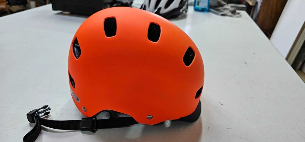 Велосипедна каска ABUS