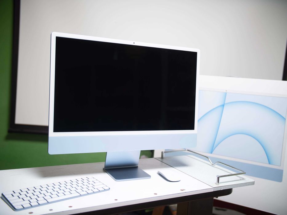 Vand iMac 2021, M1, 8 core, SSD 512gb, 16GB RAM, set complet cu tastatura mouse cutie