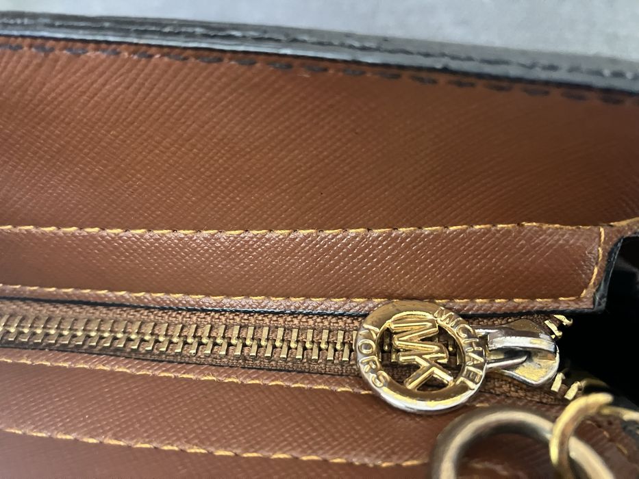 Евтини дамски чанти Michael Kors в тъмно синьо и кафяво кожени