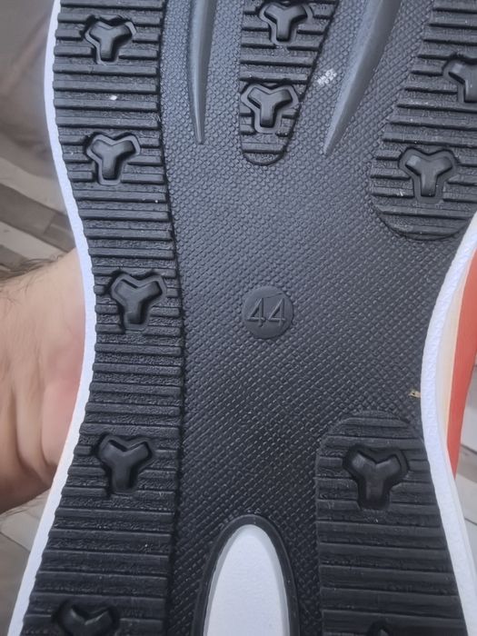 Маратонки нови 44 и 42 номер