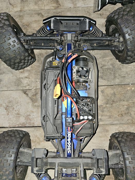 Traxxas Sledge 6s , зарядно и батерии