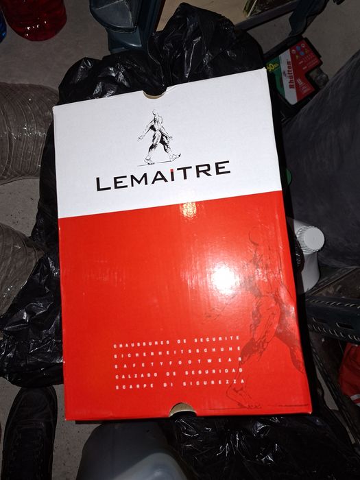 Продавам два чифта летни работни обувки и един чифт зимни