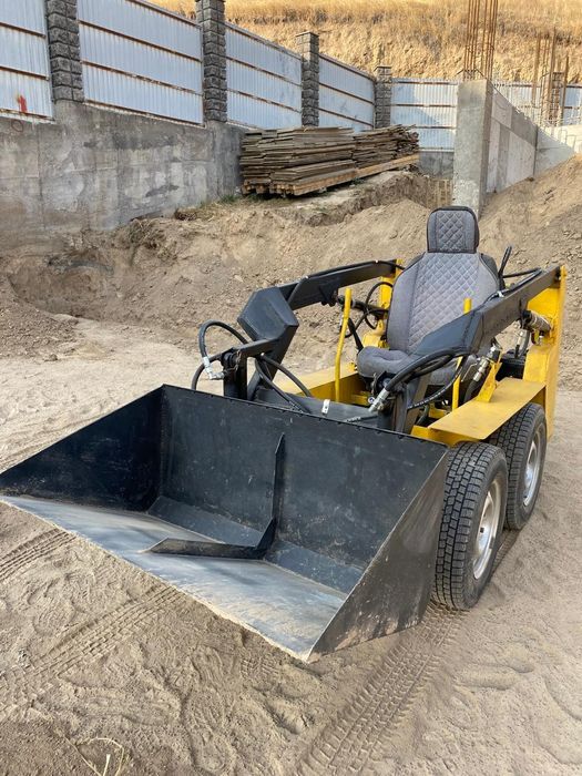 Бортповоротный мини погрузчик.