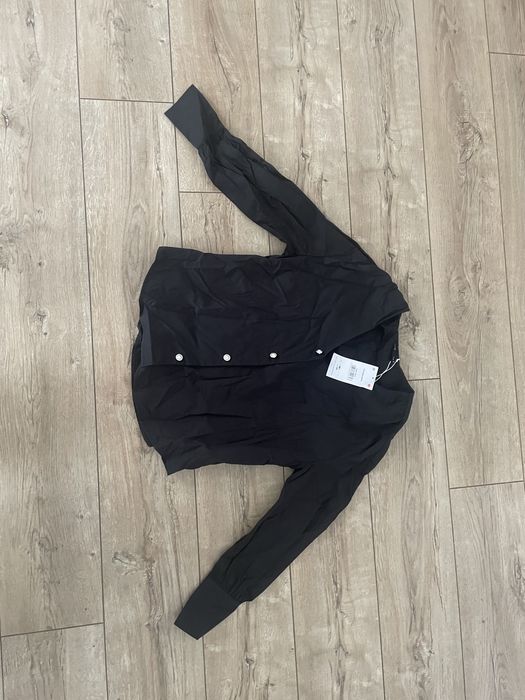 черна риза с перли