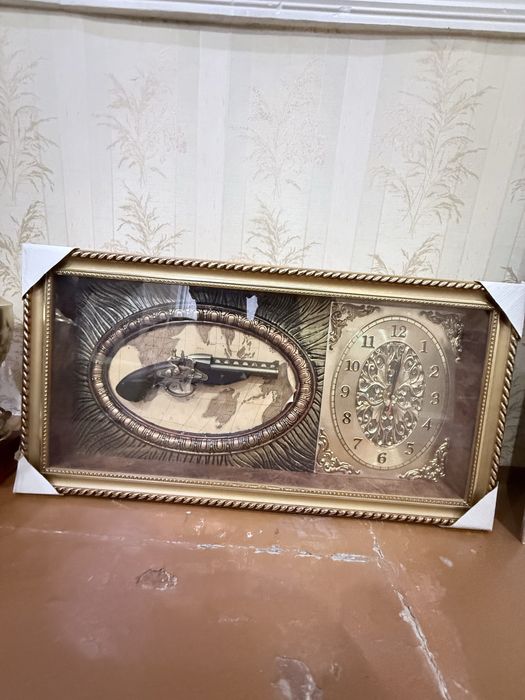 Декоративная картина с часами в классическом стиле