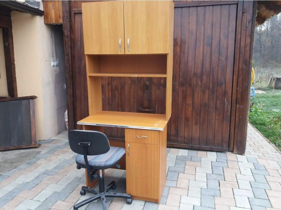 Două birouri și comodă