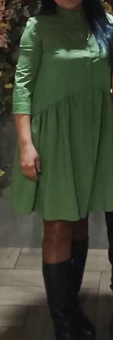 Брючной костюм и зелёное классное платье