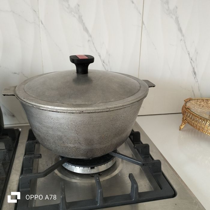 Стол стуля посуда