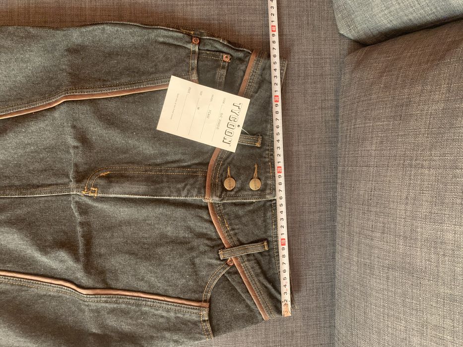 Оригинална дънкова пола с кожени  апликации