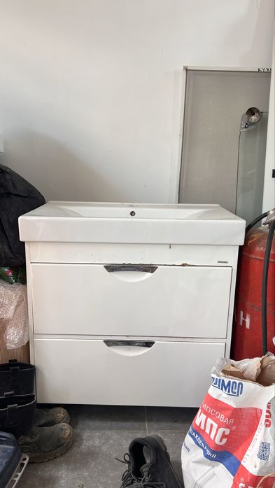 Тумба с умывальником и подвесным зеркалом