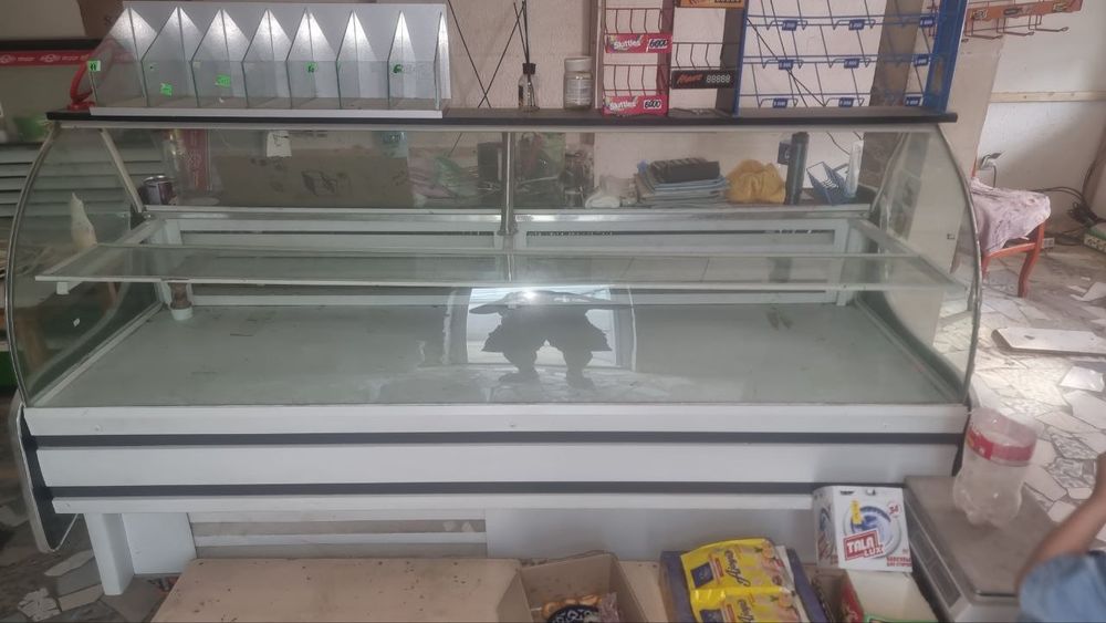 Продам витринный холодильник