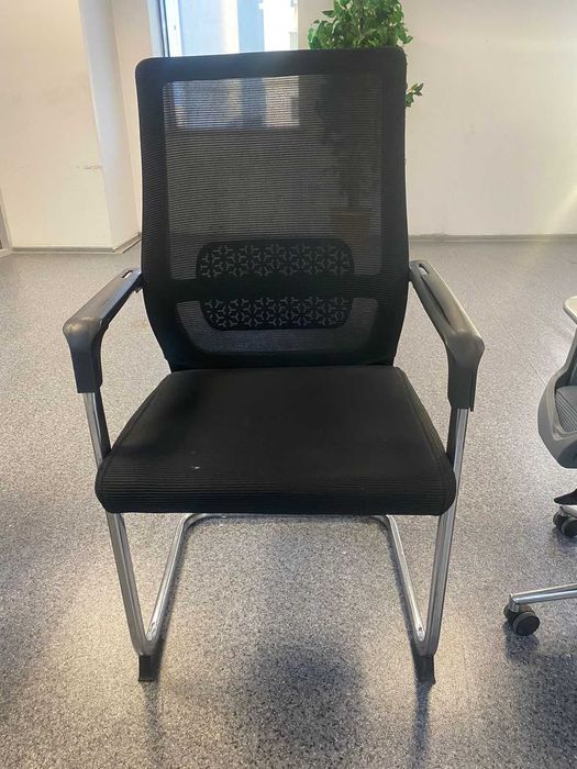 Офисные стулья в хорошем состоянии