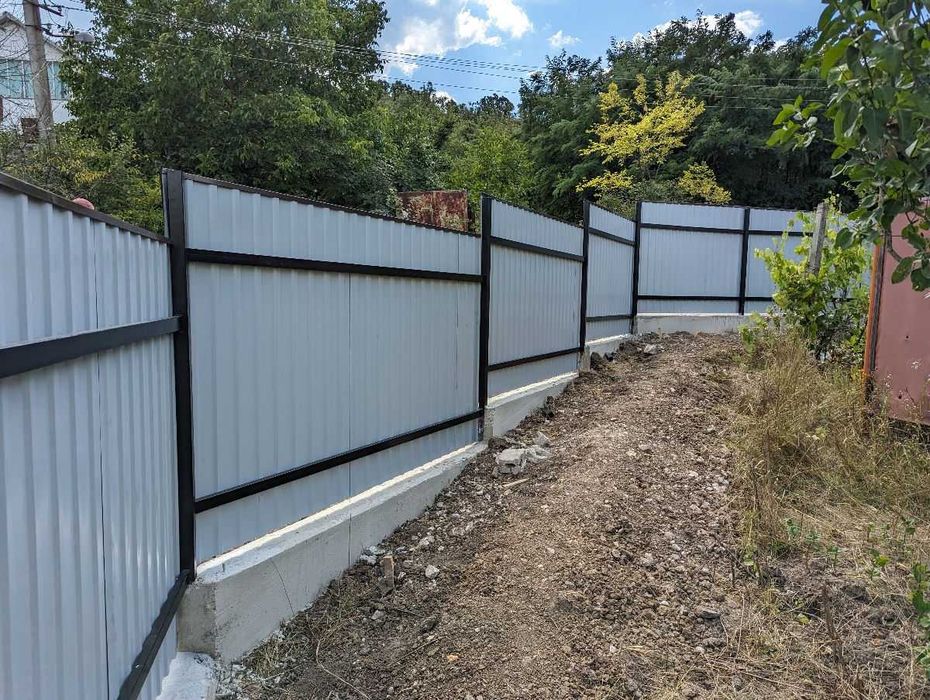 Garduri si porti din sipca metalica, panou stil jaluzele, tabla cutata, plasa bordurata, fier forjat, BCA si alte modele disponibile
