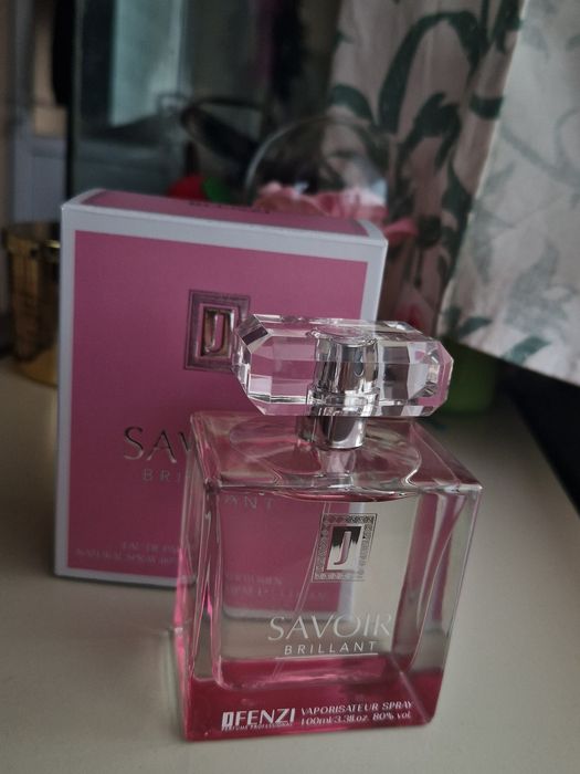 JFenzi Savoir Brillant Eau de Parfum pentru femei, în varianta de 100 ml.