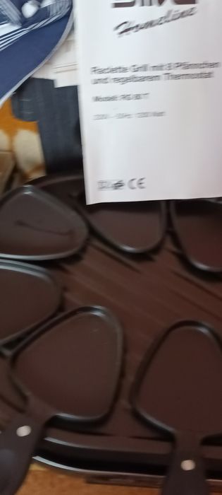 Gril electric cu tăvițe,  nou nouț este de Firma.