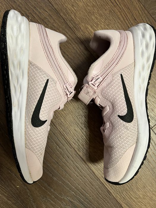 Маратонки Nike.