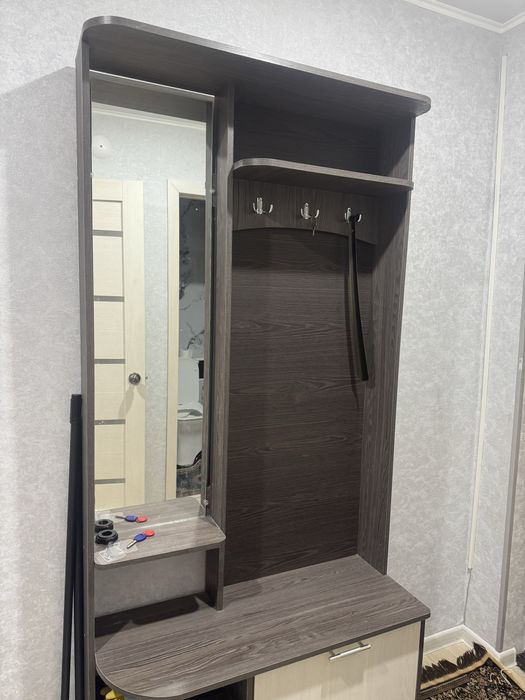 Продам  шкаф в прихожую , почти новый