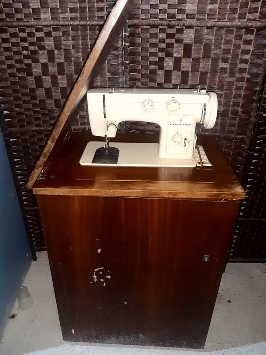 Швейная машинка Чайка 142