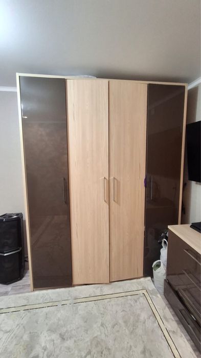 Продается шкаф с комодом