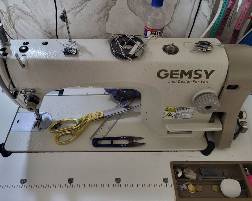 Продам швейную машинку