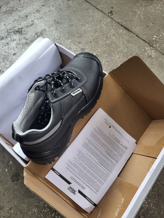 Vand pantofi lucru.  Marimea 42.