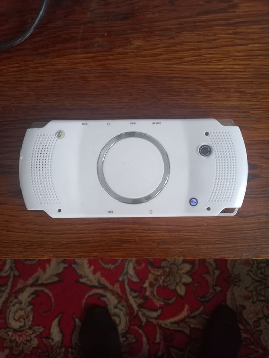 Продам игровую консоль