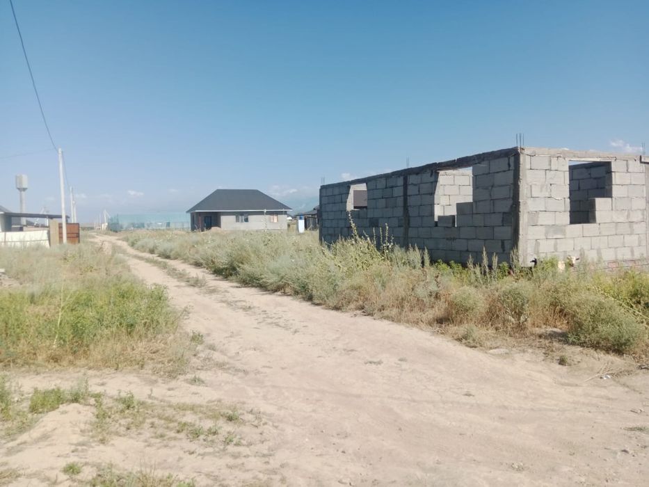 Продам участок с недостроеным домом