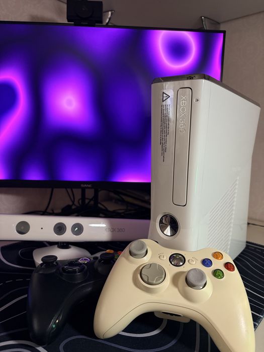 Xbox 360 S + Kinect + 2 геймпада + 150 игр