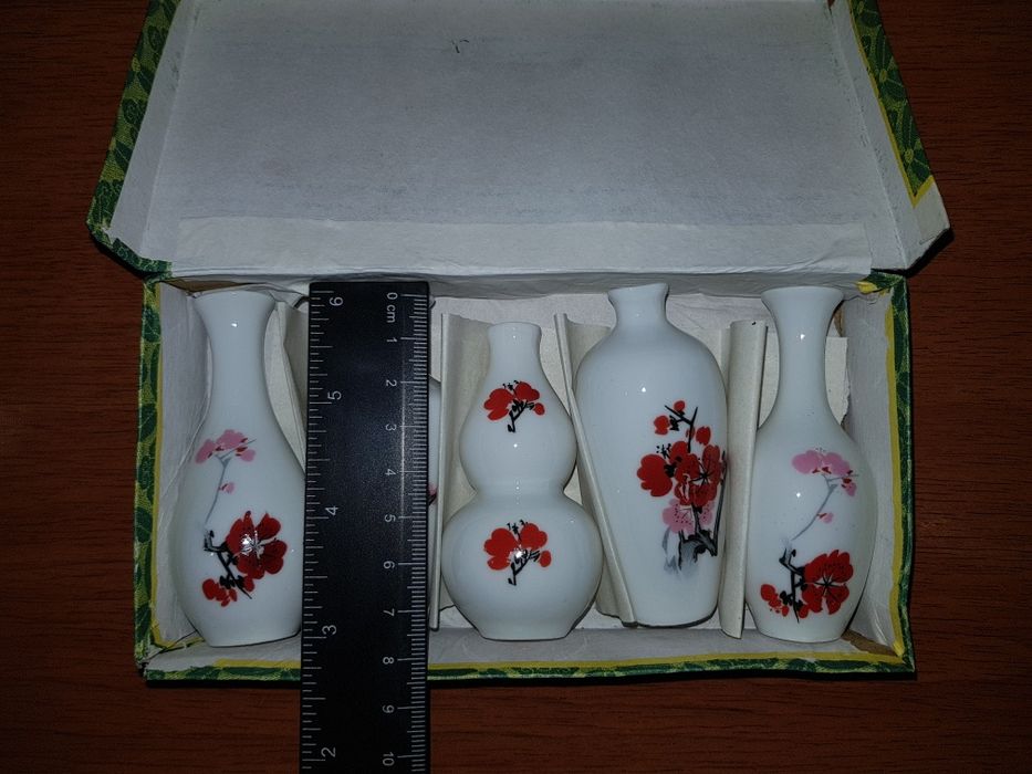 Порцеланови, ръчно рисувани вазички/ вази.