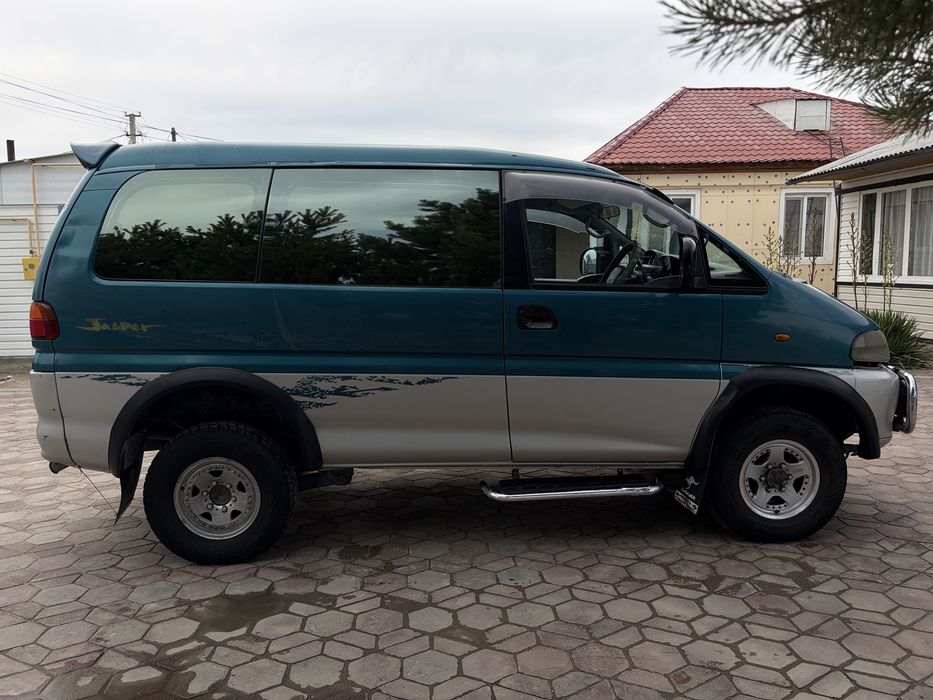 Продам машину Mitsubishi Delica